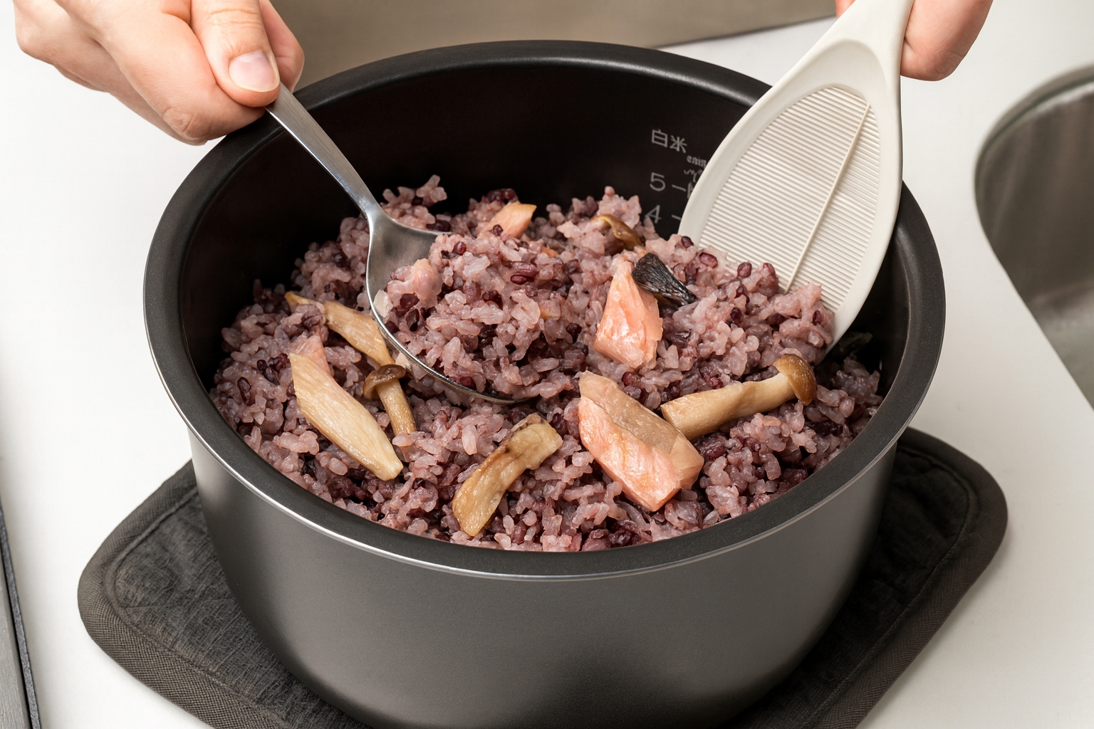 減脂攻略菇菇鮭魚全穀炊飯